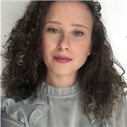 Neolaureata in lingue impartisce lezioni di inglese e cinese a studenti di vario livello